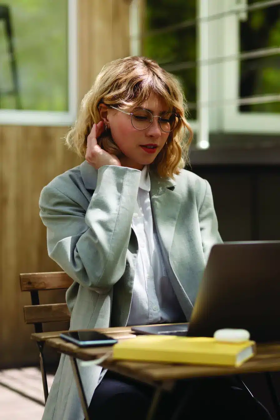 Giovane professionista al lavoro al computer: opportunità di lavoro in PCQ per ingegneri e architetti
